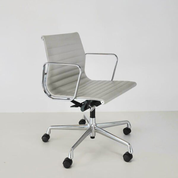 Eames Aluminium Group Chair EA 117 von Charles & Ray Eames