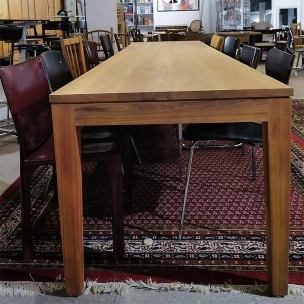 Schlichter, eleganter Tisch Massivholztisch mit viel Platz